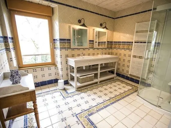 Superior Tek Büyük Yataklı Oda, Özel Banyo, Bahçe Manzaralı (Oiseau bleu )