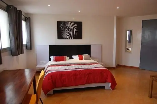 Loft avec un grand lit double et un salon