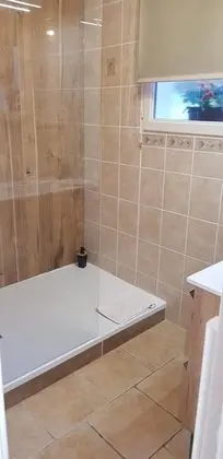 Dört Kişilik Oda, Banyolu/Duşlu, Bahçe Manzaralı (Family room)