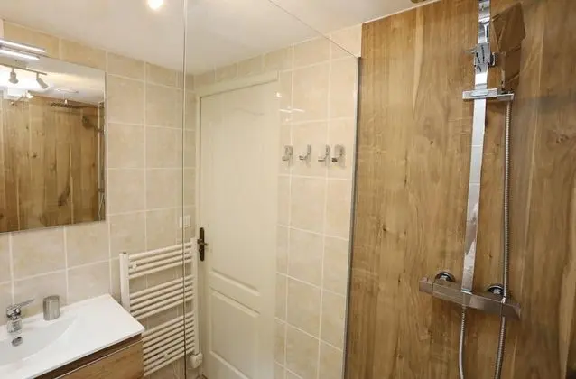 Dört Kişilik Oda, Banyolu/Duşlu, Bahçe Manzaralı (Family room)