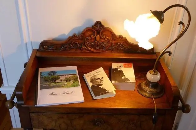 Tek Büyük Yataklı Oda, Tepe Manzaralı (Maurice Ravel)