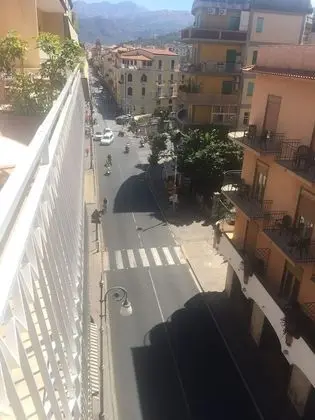 Deluxe Tek Büyük veya İki Ayrı Yataklı Oda, Balkon, Kısmi Deniz Manzaralı