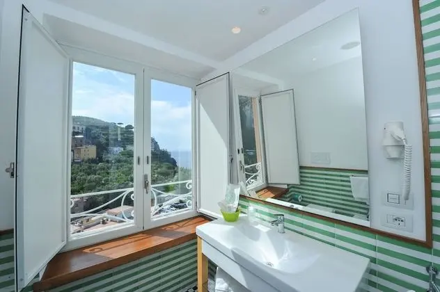 Deluxe Tek Büyük veya İki Ayrı Yataklı Oda, Deniz Manzaralı