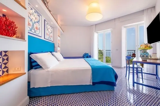 Deluxe Tek Büyük Yataklı Oda, Teras, Kısmi Deniz Manzaralı