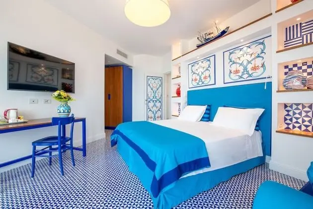 Deluxe Tek Büyük Yataklı Oda, Teras, Kısmi Deniz Manzaralı