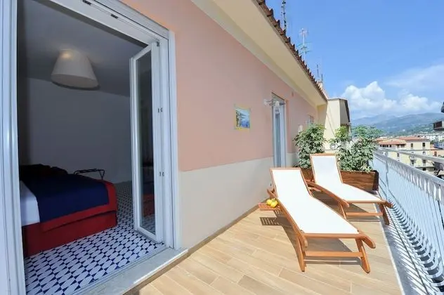 Deluxe Tek Büyük Yataklı Oda, Teras, Kısmi Deniz Manzaralı