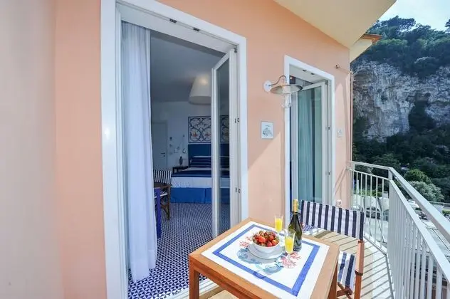 Deluxe Tek Büyük Yataklı Oda, Teras, Kısmi Deniz Manzaralı