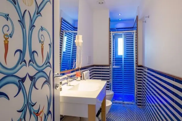 Deluxe Tek Büyük Yataklı Oda, Teras, Kısmi Deniz Manzaralı