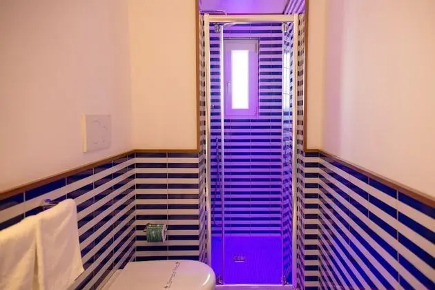Deluxe Tek Büyük Yataklı Oda, Teras, Kısmi Deniz Manzaralı