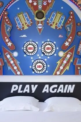 Tek Büyük Yataklı Oda (Play Again)