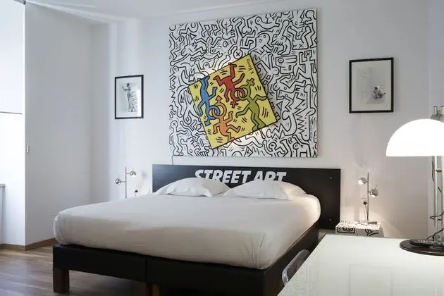 Tek Büyük Yataklı Oda (Street Art)