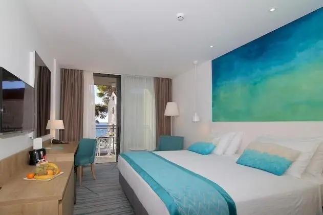 Superior Tek Büyük veya İki Ayrı Yataklı Oda, Balkon, Kısmi Deniz Manzaralı