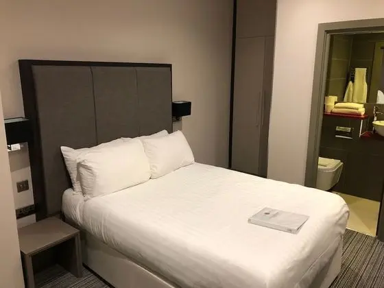 Tek Büyük Yataklı Oda, Penceresiz