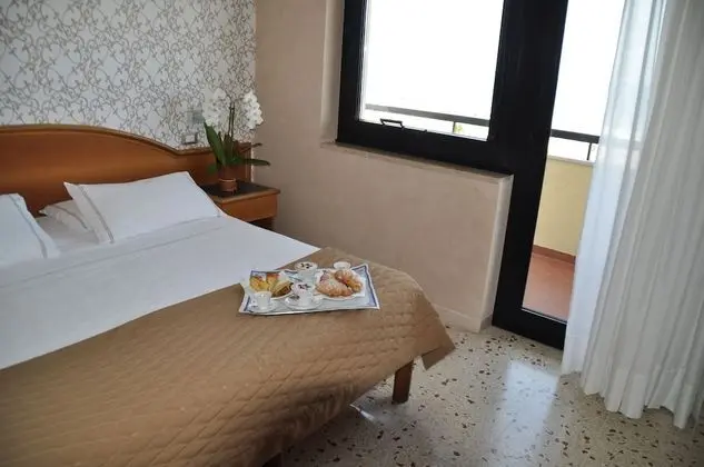 Büyük Yataklı Tek Kişilik Oda