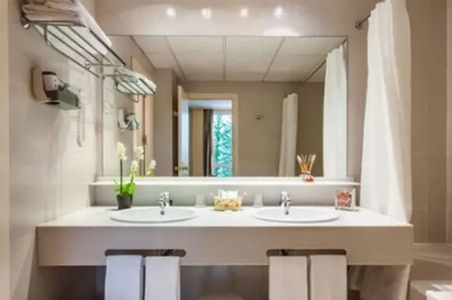 Deluxe Tek Büyük Yataklı Oda, 1 En Büyük (King) Boy Yatak, Sıcak Su Küveti, Bahçe Manzaralı