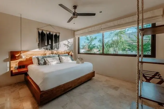 DELUXE ROOM WITH BATHTUB