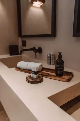 DELUXE ROOM WITH BATHTUB