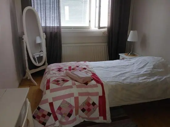 Tek Büyük veya İki Ayrı Yataklı Oda, Ortak Banyo