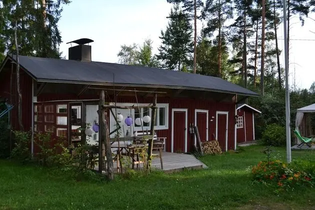 Kulübe, Ortak Banyo, Ek Bina (Summerroom, Shower in separate house)