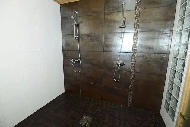 Kulübe, Ortak Banyo, Ek Bina (Summerroom, Shower in separate house)