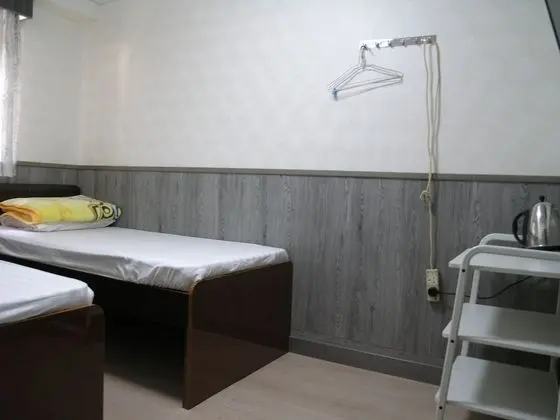Twin Bed Room