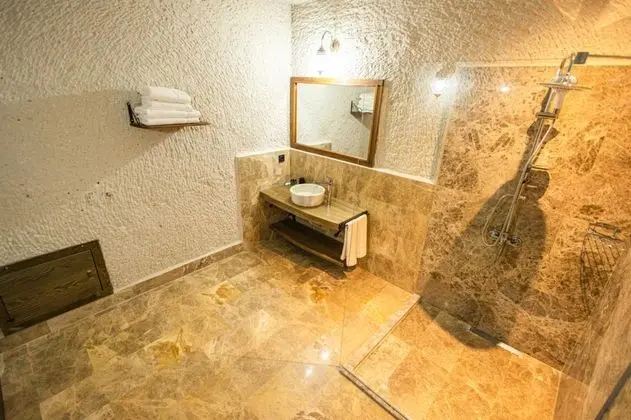 Deluxe Cave