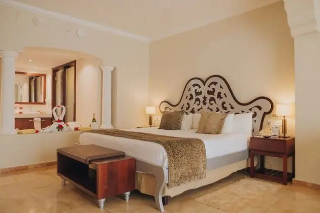 Majestic Junior Suite with Indoor and Outdoor Jacuzzi, Pool Access