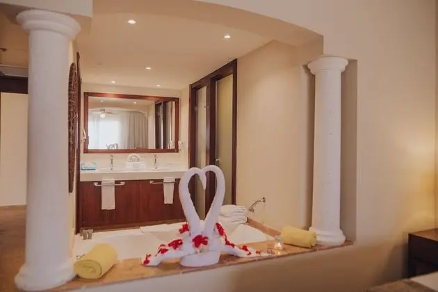 Majestic Junior Suite with Indoor and Outdoor Jacuzzi, Pool Access