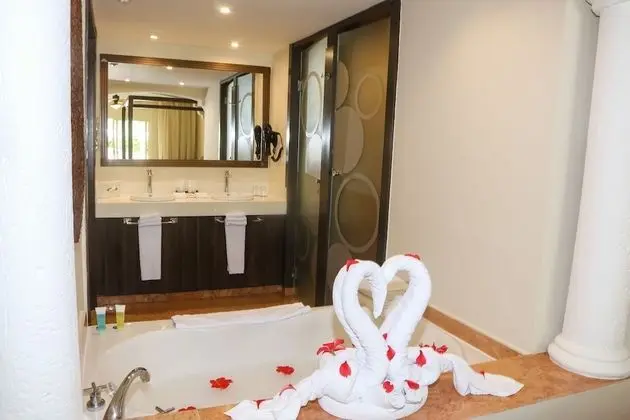Majestic Junior Suite with Indoor and Outdoor Jacuzzi, Pool Access
