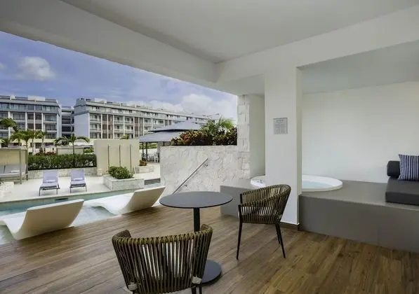 Elegance Club Majestic Jr Suite Swim Up