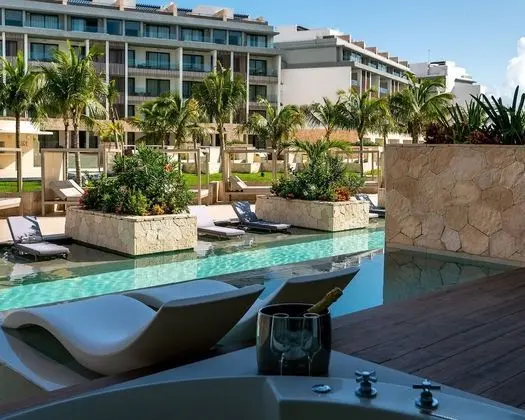 Elegance Club Swim Up Suite Outdoor Jacuzzi