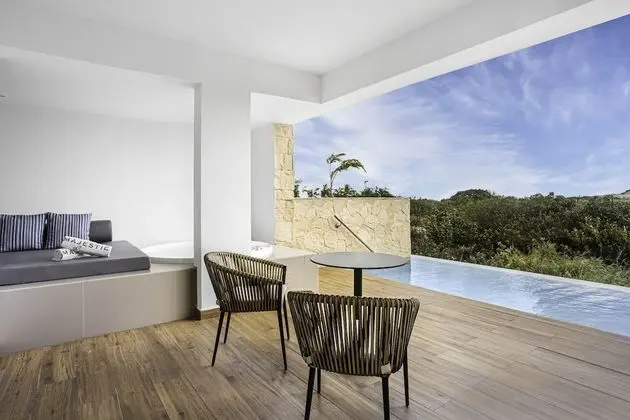 Elegance Club Swim Up Suite Outdoor Jacuzzi