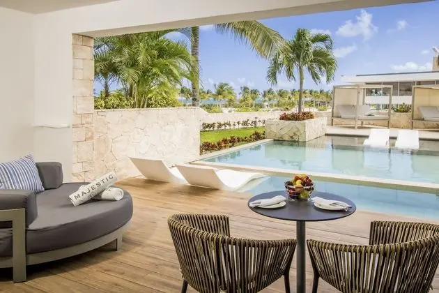 Elegance Club Swim Up Suite Outdoor Jacuzzi