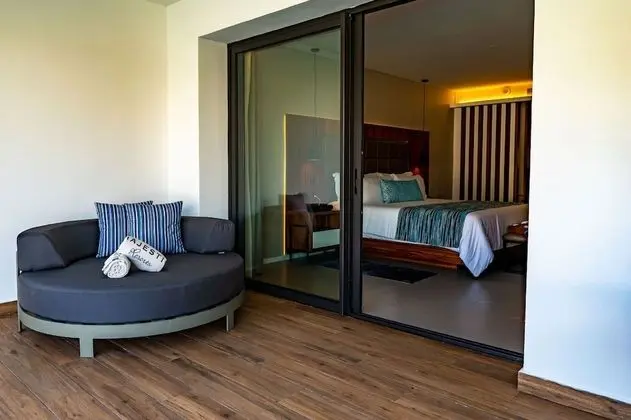Elegance Club Swim Up Suite Outdoor Jacuzzi