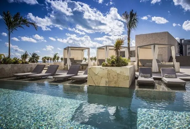 Majestic Jr Suite Swim Up