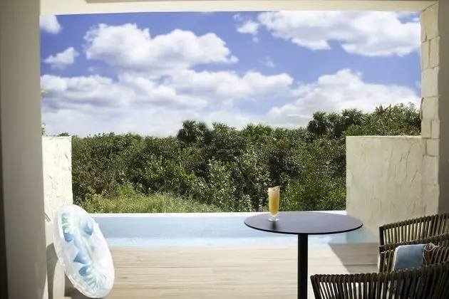 Majestic Jr Suite Swim Up