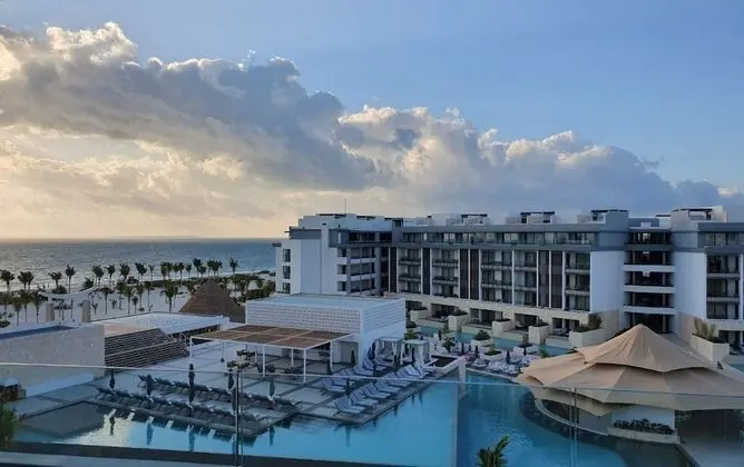 Sky View Suite Rooftop With Outdoor Jacuzzi