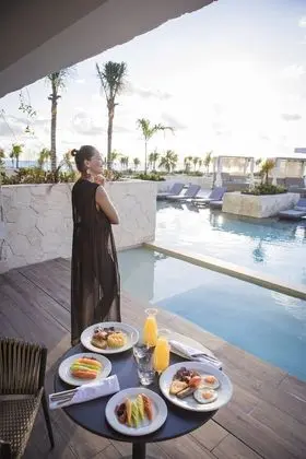 Swim Up Suite Outdoor Jacuzzi