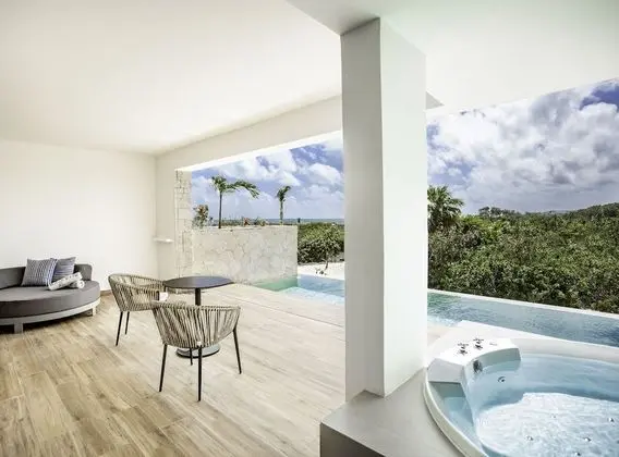 Swim Up Suite Outdoor Jacuzzi