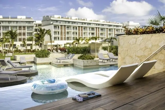 Swim Up Suite Outdoor Jacuzzi