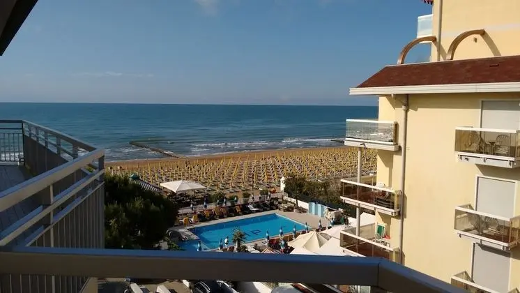 Junior Süit, Kısmi Deniz Manzaralı