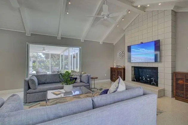 Ev (Majestic Mid-Century Modern Pool Home)