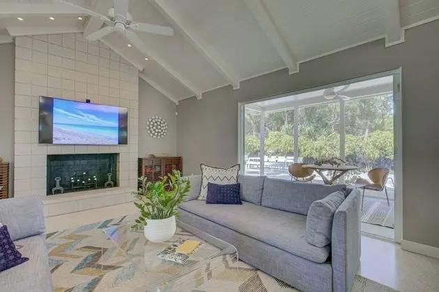 Ev (Majestic Mid-Century Modern Pool Home)