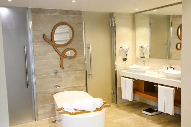 One Bedroom Suite With Jacuzzi