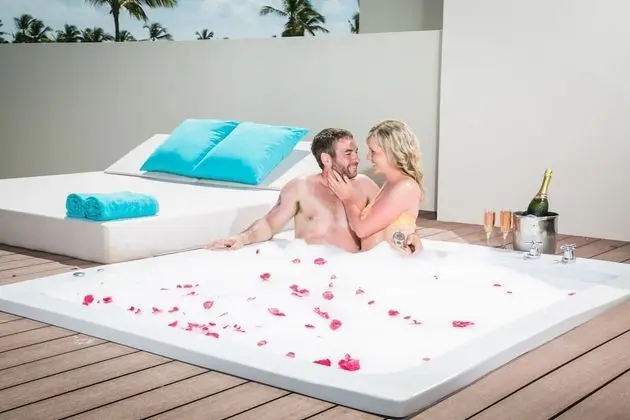 Sky View Suite Roof Top with Outdoor Jacuzzi