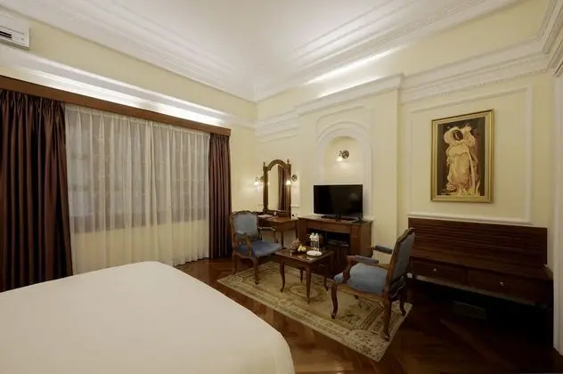 Colonial Deluxe with Breakfast