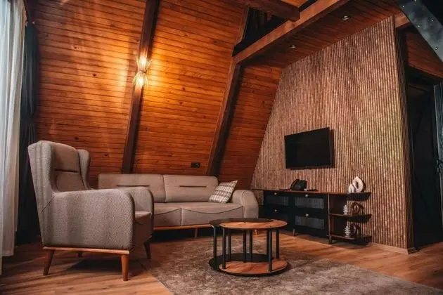 Deluxe Bungalow 2+1, Göl Manzaralı, Isıtmalı Özel Havuzlu
