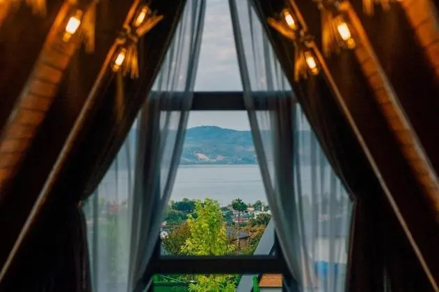 Deluxe Bungalow 2+1, Göl Manzaralı, Isıtmalı Özel Havuzlu