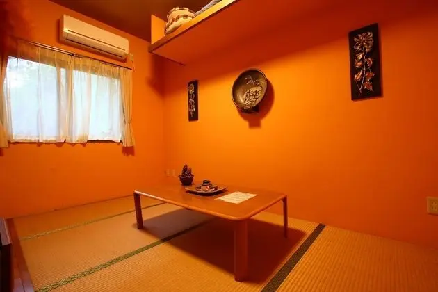 Basic Üç Kişilik Oda, Sigara İçilmez (Run Of House)
