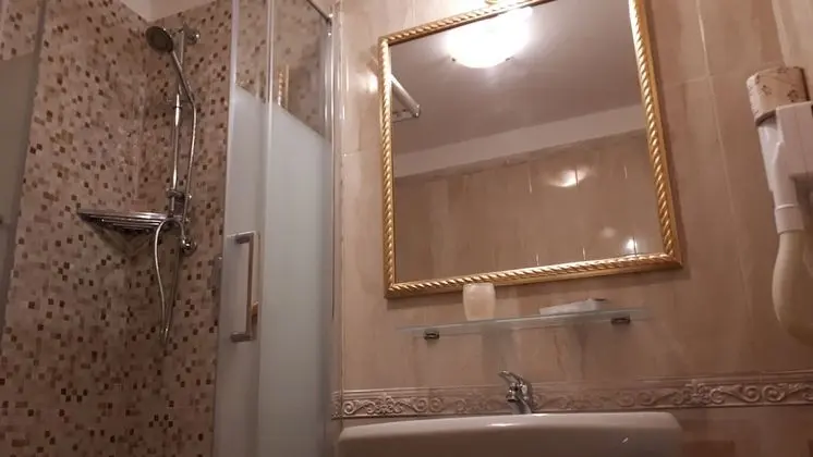 Üç Kişilik Oda